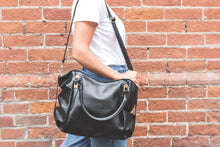 Laden Sie das Bild in den Galerie-Viewer, Black Leather Bag

